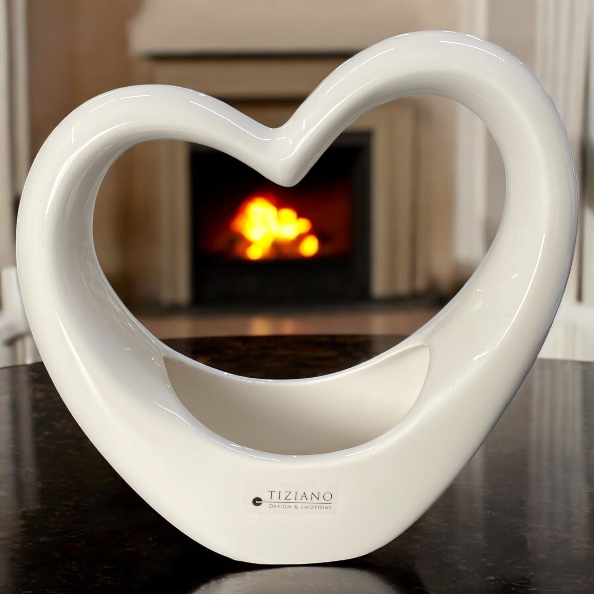 Ein Deko Herz Aufsteller als Pflanzschale aus creme-weißer Keramik im Ambiente