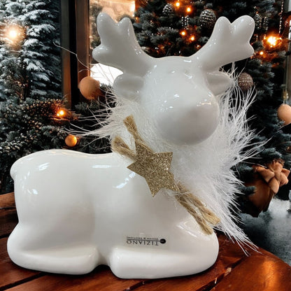 Großes creme-weiß liegendes Keramik Rentier mit Fellband und goldenem Sternanhänger, Serie Lars von Tiziano im Ambiente