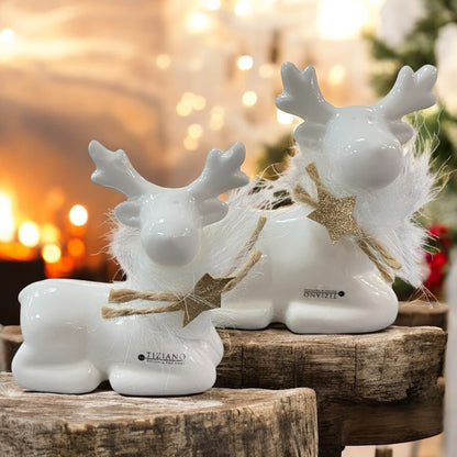 Zwei creme-weiße, liegende Keramik Rentier Figuren mit Fellband und goldenem Sternanhänger, Serie Lars von Tiziano im Ambiente