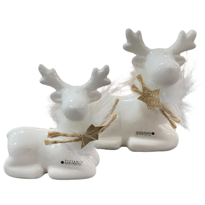 Zwei creme-weiße, liegende Keramik Rentier Figuren mit Fellband und goldenem Sternanhänger, Serie Lars von Tiziano