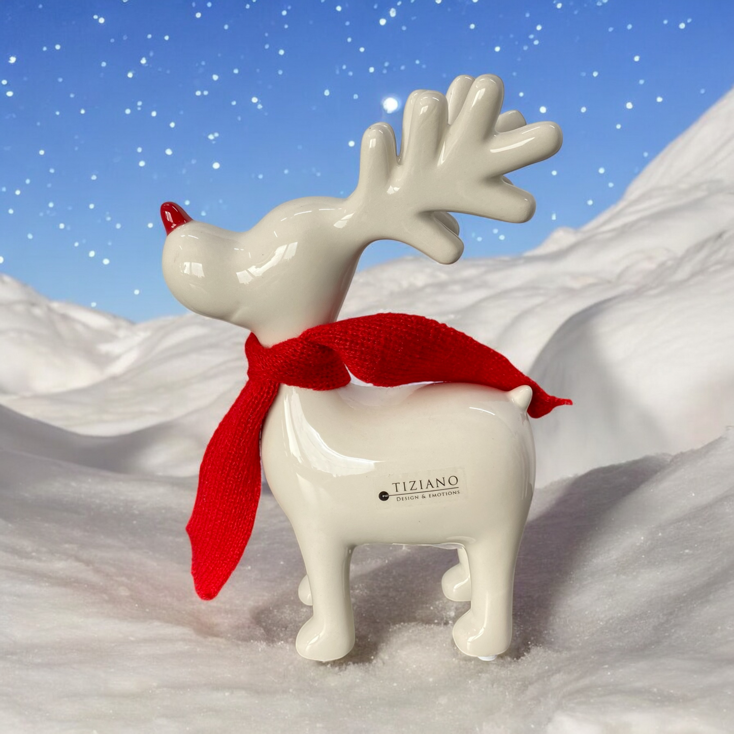 Keramik Rentier mit roter Nase und Schal im Ambiente platziert