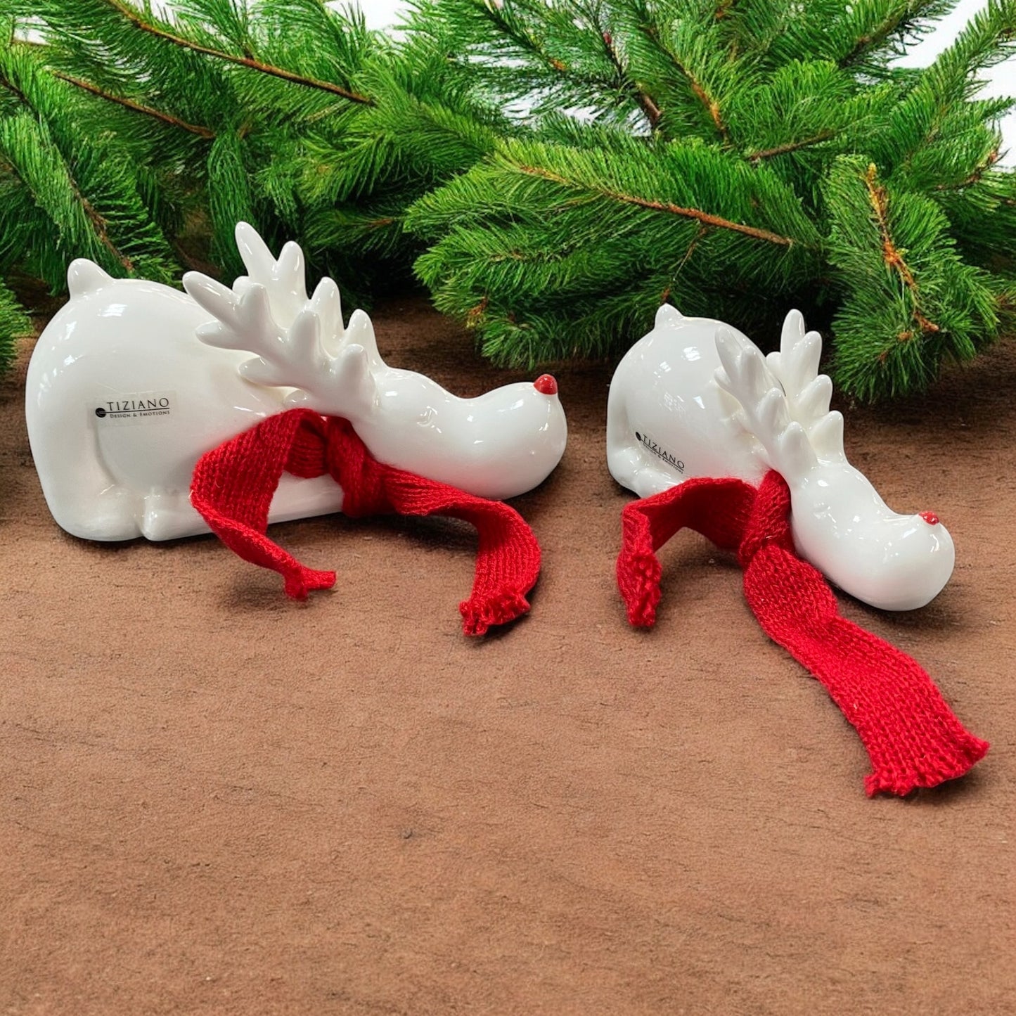 Zwei creme-weiße Keramik Rentiere mit rotem Schal mit Kopf nach unten von Tiziano im Ambiente