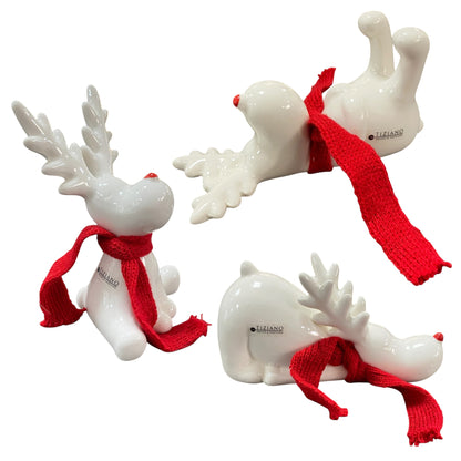 Drei creme-weiße Keramik Rentiere mit rotem Schal, verschiedene Positionen sitzend, liegend und Kopf nach unten, von Tiziano