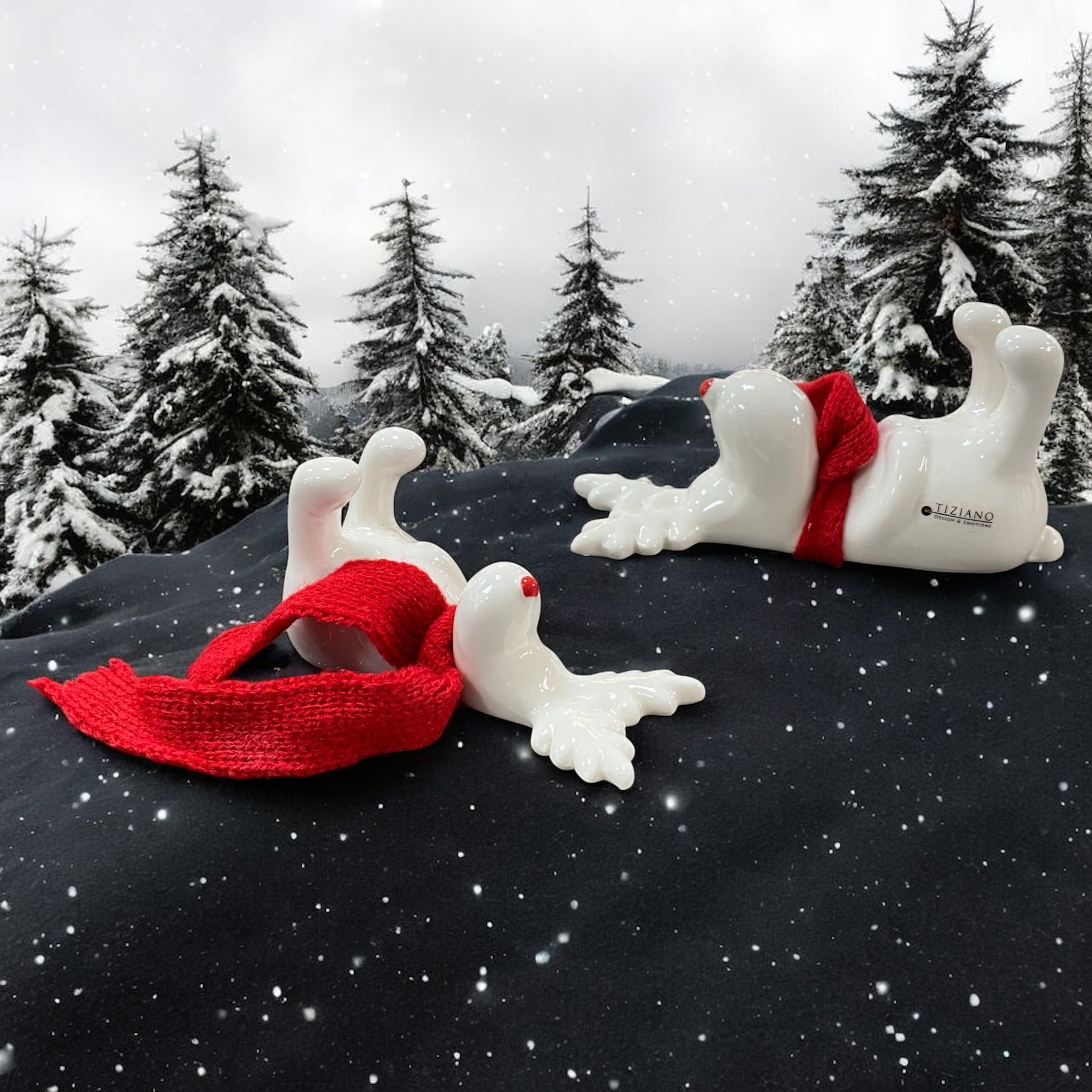 Zwei creme-weiße Keramik Rentiere mit rotem Schal liegend von Tiziano im Ambiente