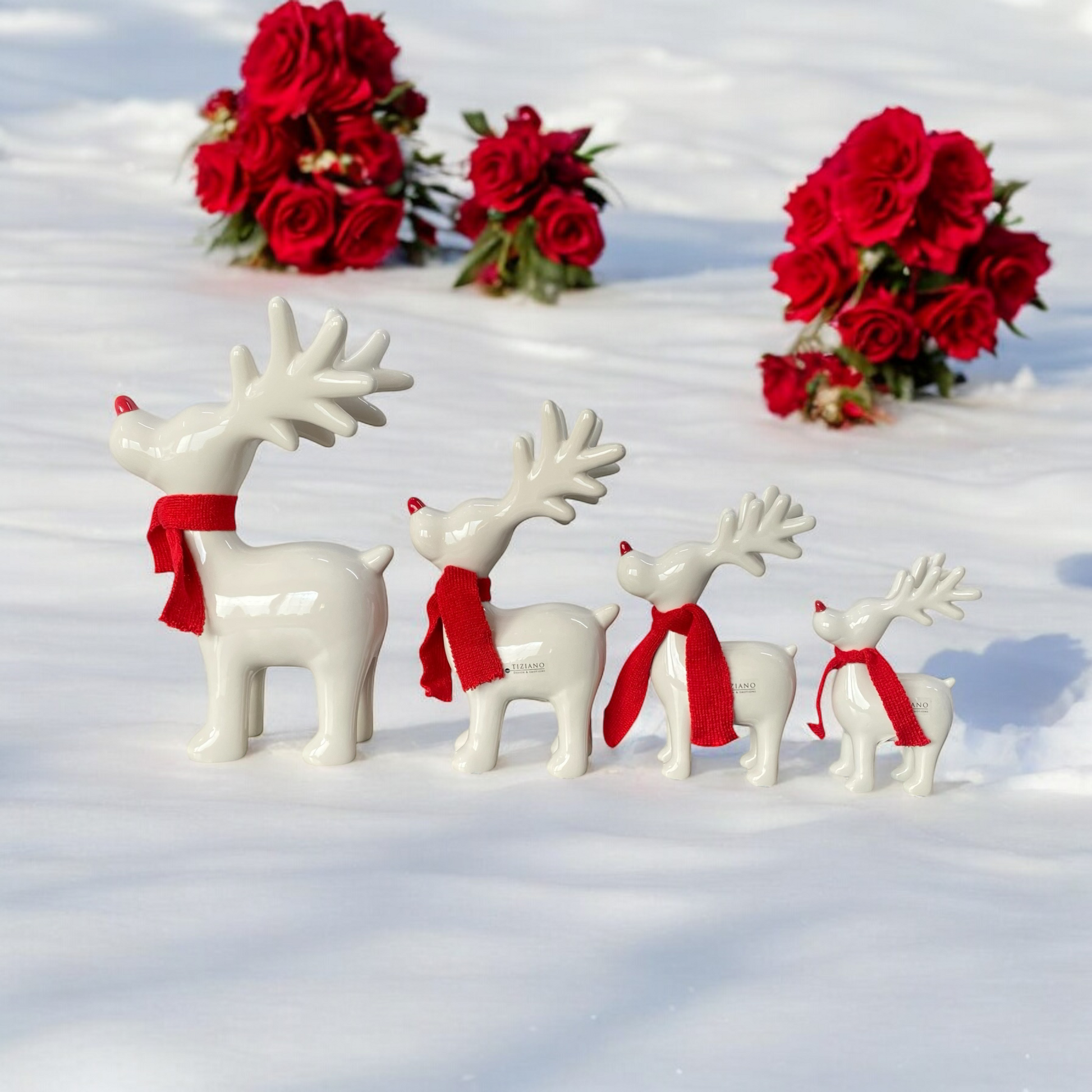 Keramik Rentier mit roter Nase und Schal in vier verschiedenen Größen im Ambiente platziert