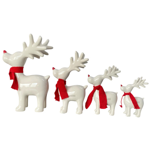 Keramik Rentier mit roter Nase und Schal in vier verschiedenen Größen vor weißem Hintergrund
