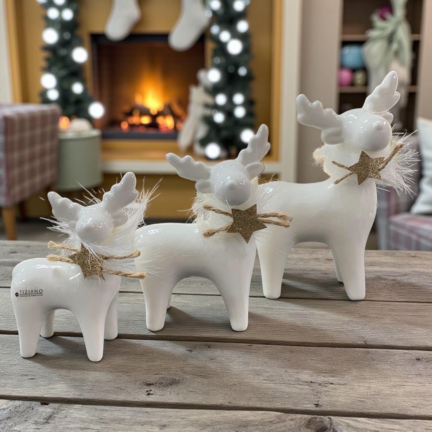 Drei creme-weiße Keramik Rentier Figuren mit goldenen Sternanhängern und Fellbändern, Serie Lars von Tiziano im Ambiente
