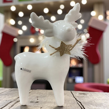 Ein großes creme-weißes Keramik Rentier  mit goldenen Sternanhänger und Fellband, Serie Lars von Tiziano im Ambiente