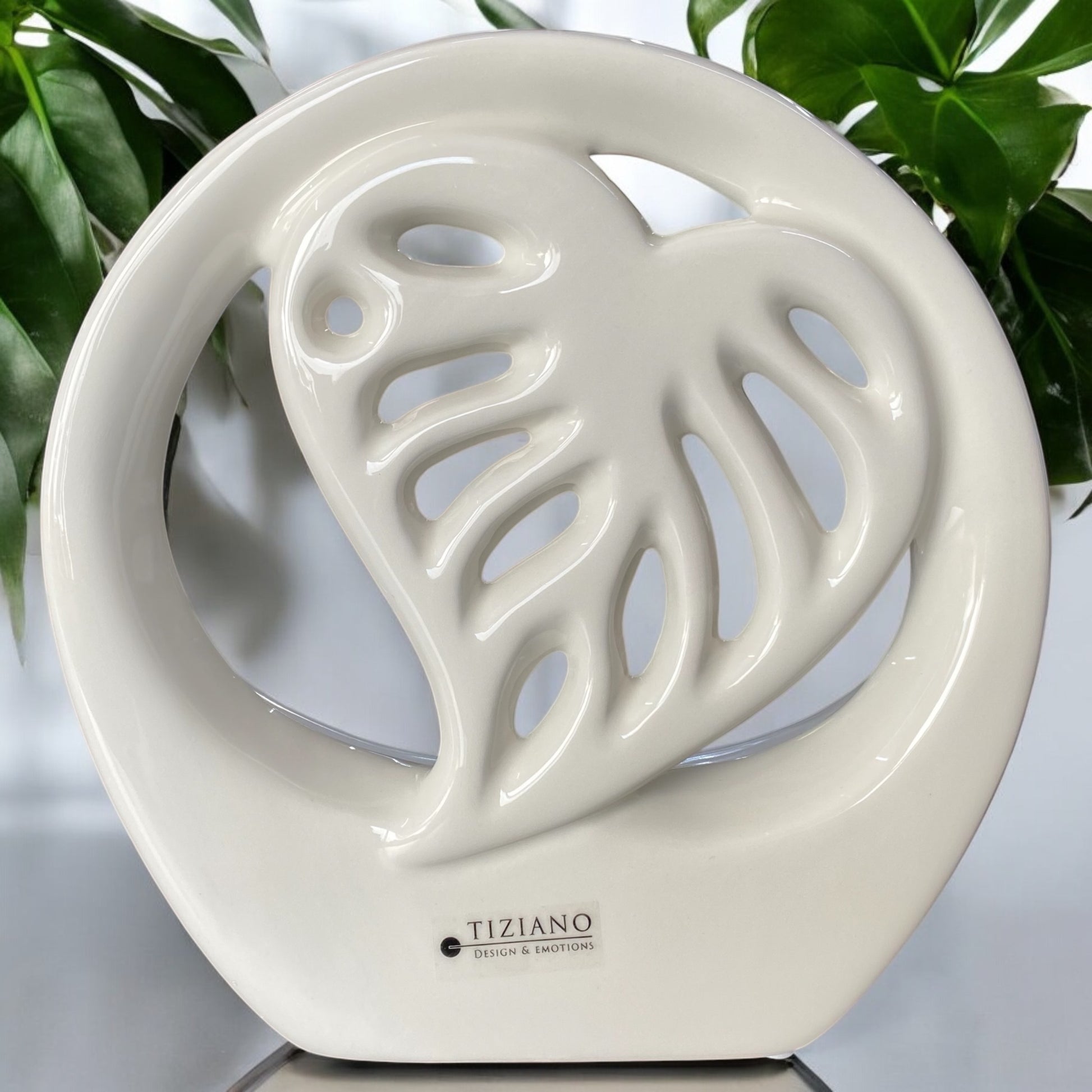 Tiziano Blatt Deko-Objekt aus creme-weißer Keramik mit LED-Beleuchtung, die einen Kreis mit integriertem Blatt darstellen im Ambiente