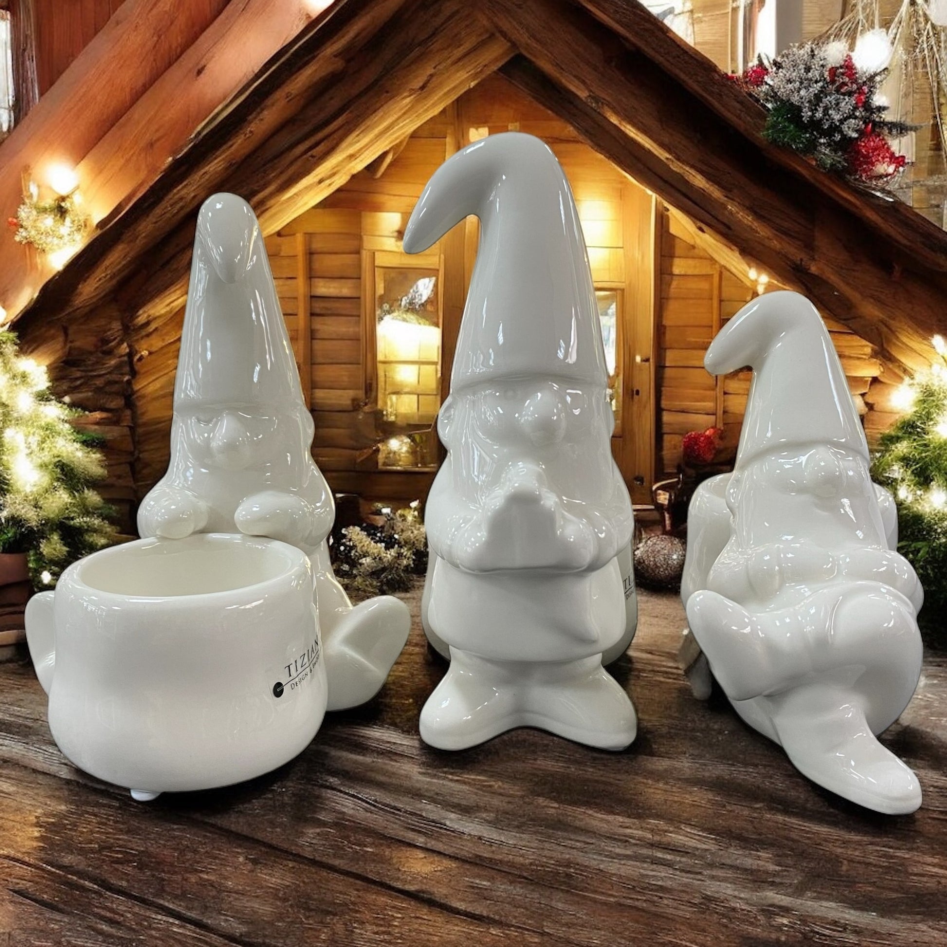 Drei creme-weiße Keramik Weihnachtsmänner als Teelichthalter, Varianten stehend, sitzend und liegend im Ambiente