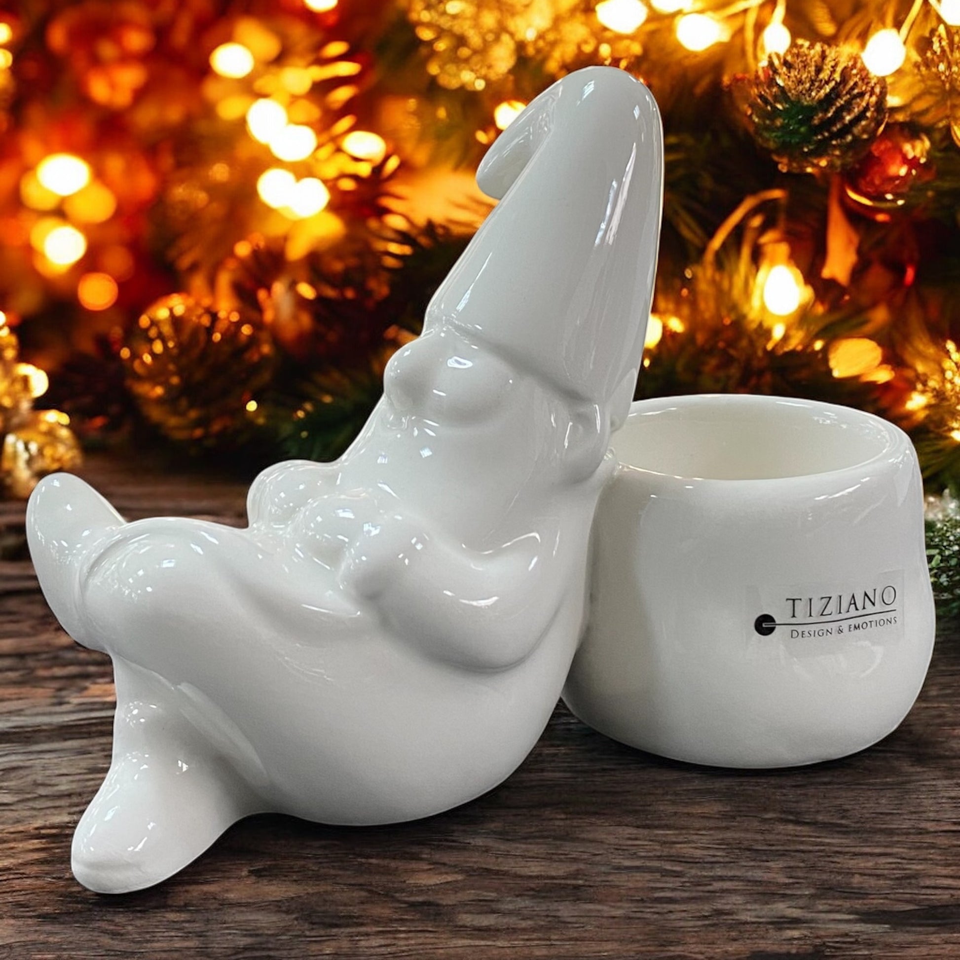 Ein creme-weißer Keramik Weihnachtsmann liegend als Teelichthalter im Ambiente