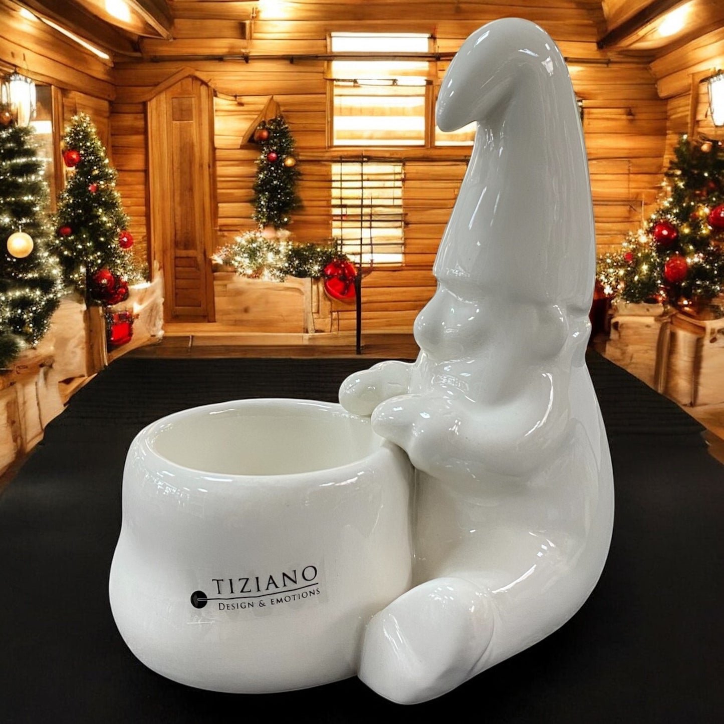 Ein creme-weißer Keramik Weihnachtsmann sitzend als Teelichthalter im Ambiente