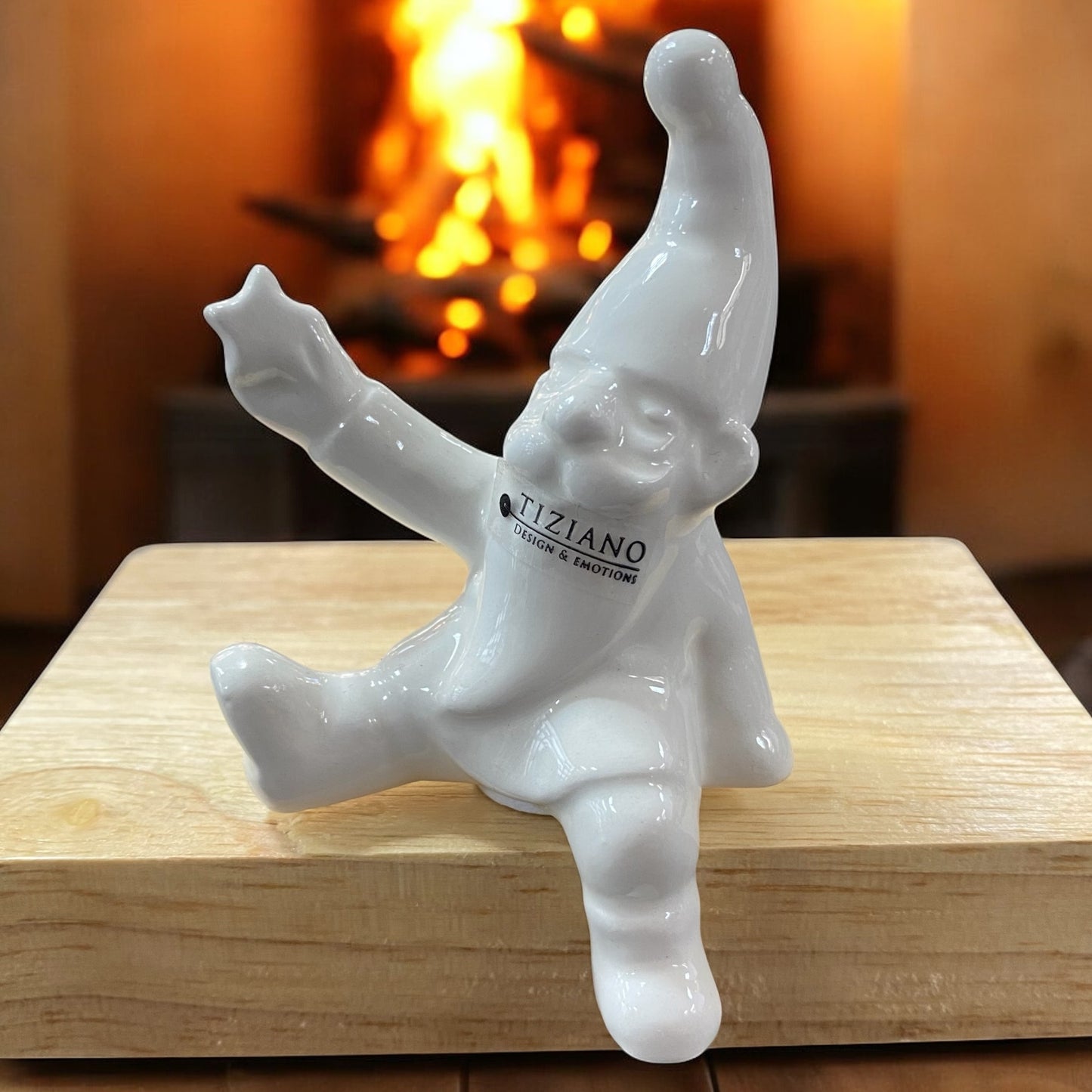 Tiziano Keramikfigur Santa Linus mit Stern, weiß glänzender Mini-Kantensitzer im weihnachtlichen Ambiente