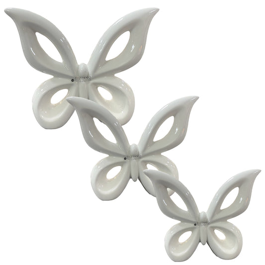 Weiße Keramikfigur in Schmetterlingsform mit offenen Flügeln und glatter, glänzender Oberfläche, freigestellt auf weißem Hintergrund