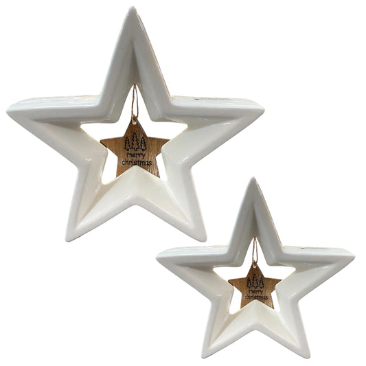 Zwei creme-weiße Tiziano Keramik Sterne Cascata mit hängendem Holzstern Merry Christmas