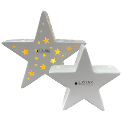 Zwei creme-weiße Keramik Sterne von Tiziano mit ausgestanzten Sternmustern und integrierter warmer LED Beleuchtung