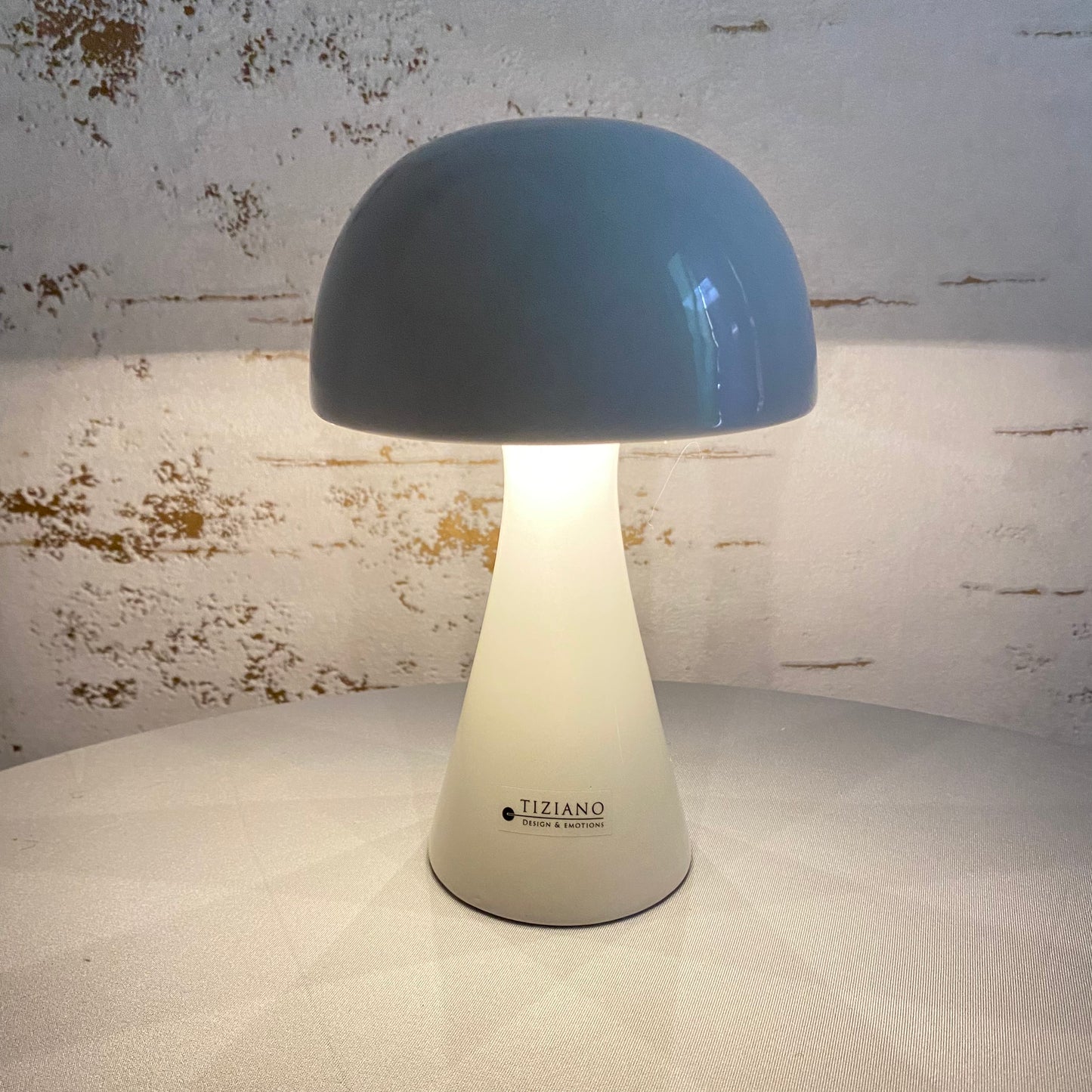 LED Lampe in Pilzform beleuchtet aus cremeweißer Keramik im Ambiente platziert