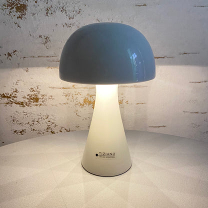 LED Lampe in Pilzform beleuchtet aus cremeweißer Keramik im Ambiente platziert