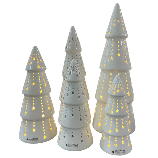 Fünf weiße Tiziano Keramik-Tannenbäume Calante mit LED-Beleuchtung und Sternenmustern in verschiedenen Größen.