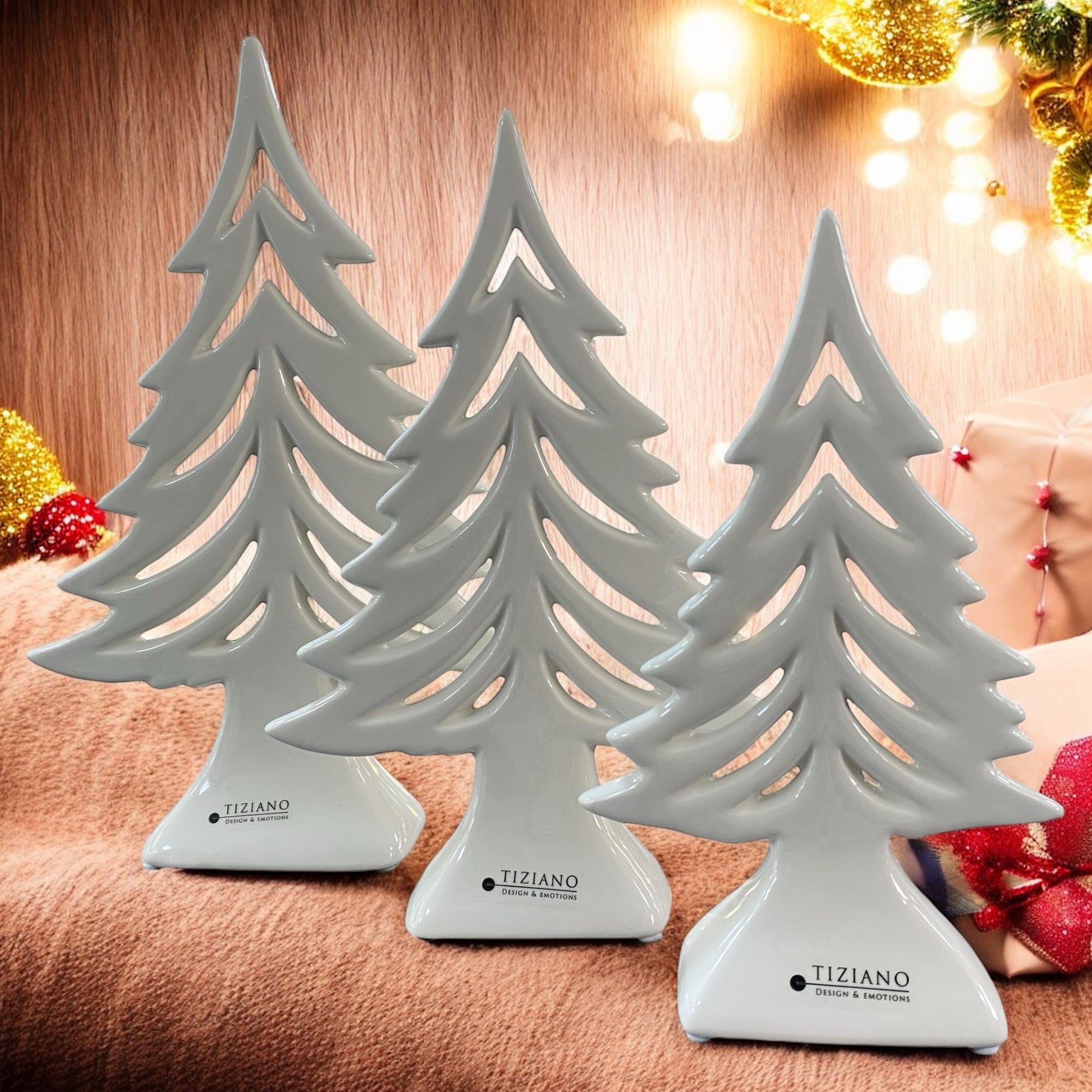 Drei Deko Tannenbäume aus creme weißer Keramik mit Aussparungen zum Aufstellen in drei Größen im Ambiente