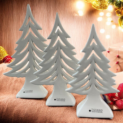 Drei Deko Tannenbäume aus creme weißer Keramik mit Aussparungen zum Aufstellen in drei Größen im Ambiente