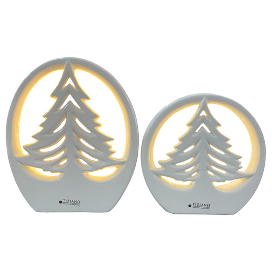 Zwei Keramik-Tannenbäume im Ring mit integrierter Beleuchtung, freigestellt vor hellem Hintergrund in zwei unterschiedlichen Größen präsentiert