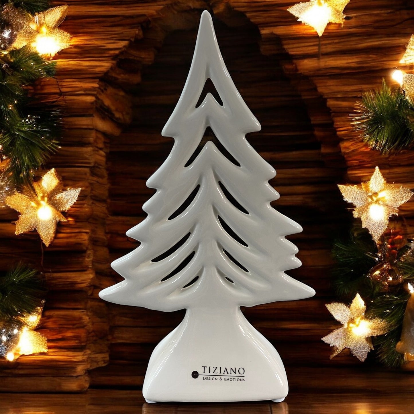 Kleiner Deko Weihnachtsbaum aus creme weißer Keramik mit Aussparungen zum Aufstellen im Ambiente