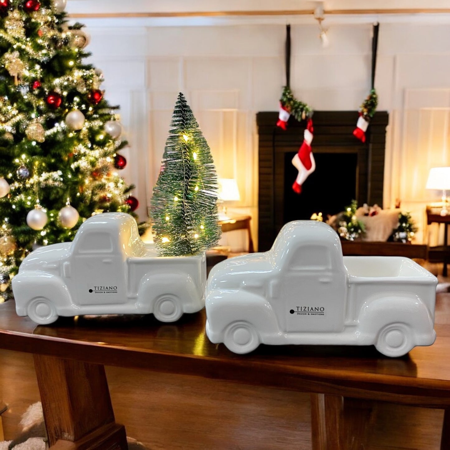 Zwei creme-weiße Keramik Trucks, einer mit beleuchtetem Tannenbaum, Serie Presente von Tiziano in weihnachtlichem Ambiente