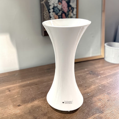 Moderne Vase aus creme weißer Keramik mit geschwungener Form schmal & hoch von Tiziano im Ambiente