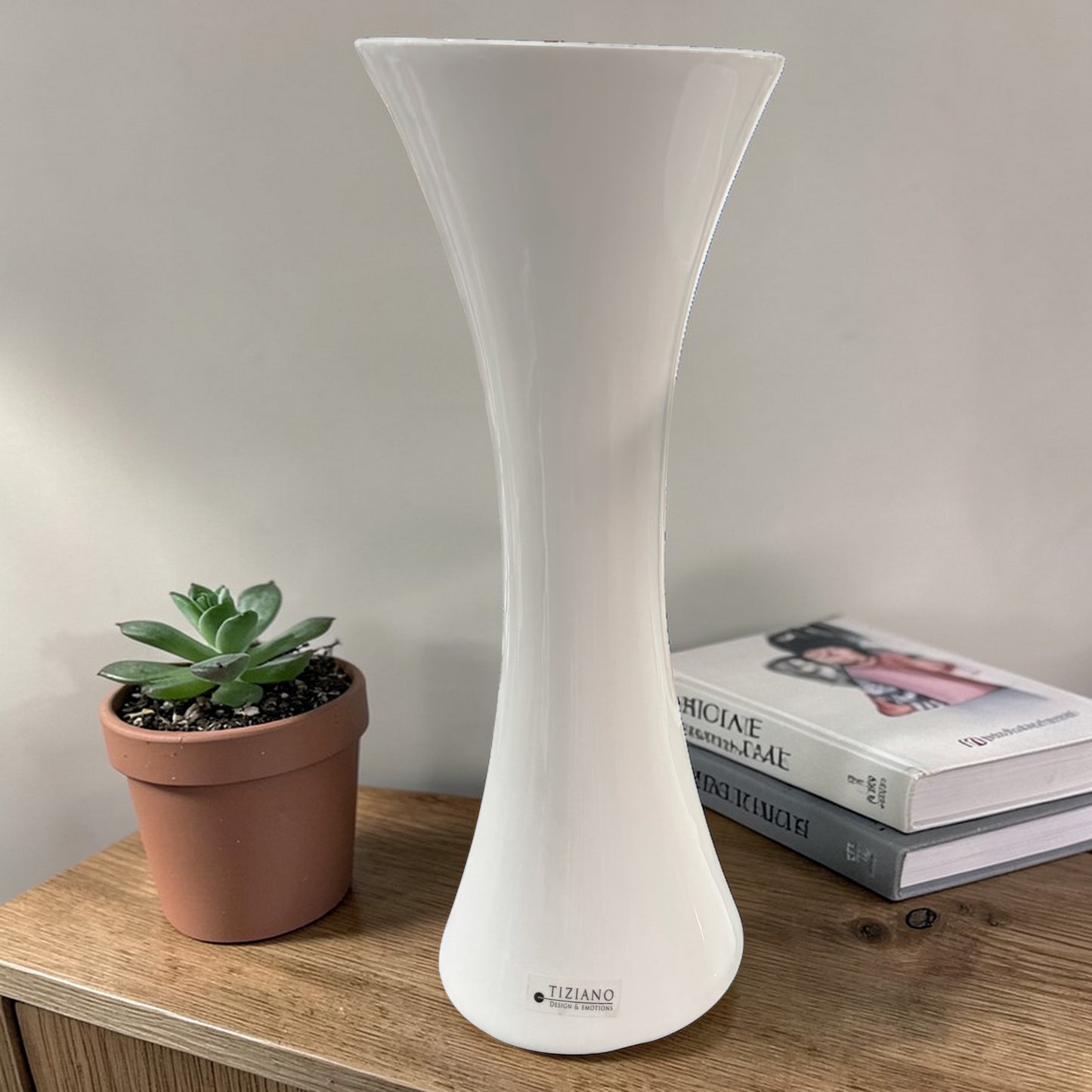 Moderne Vase aus creme weißer Keramik mit geschwungener Form schmal & hoch der Marke Tiziano im Ambiente