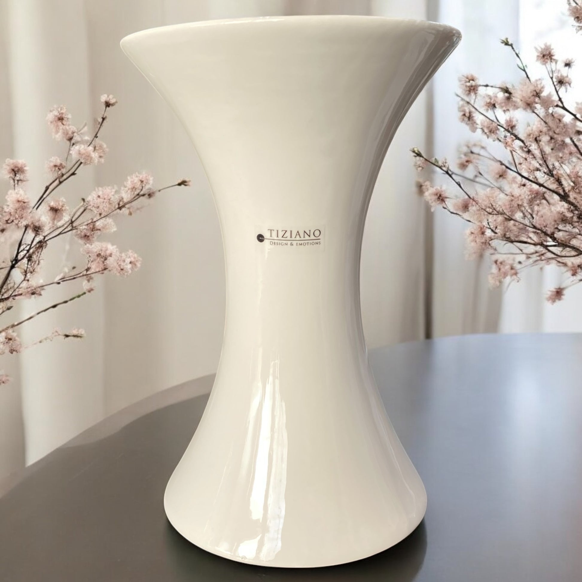 Moderne Vase aus creme weißer Keramik mit geschwungener Form der Marke Tiziano im Ambiente