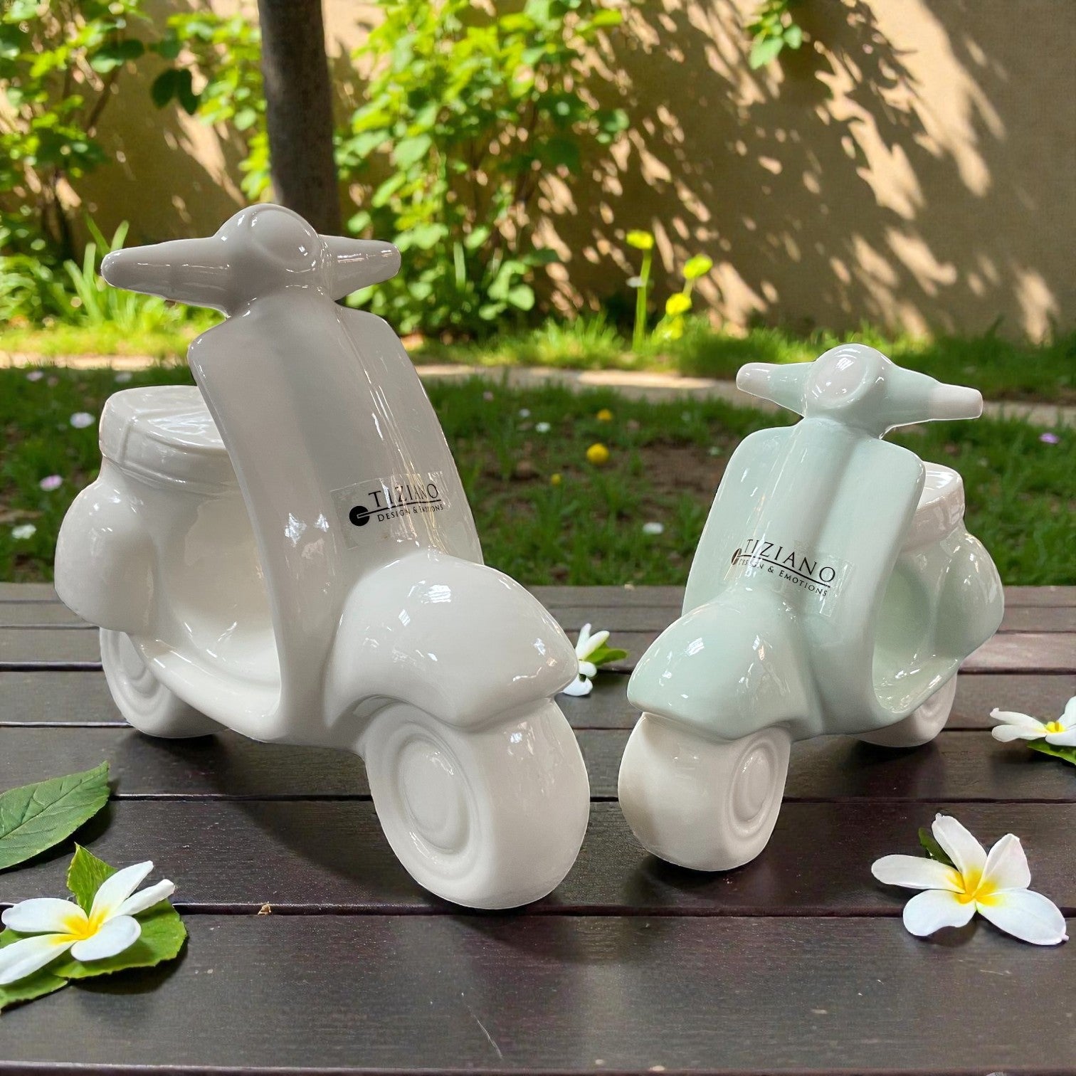 Zwei Keramik-Dekoroller in Cremeweiß und Mintgrün auf Holztisch von Tiziano im Ambiente