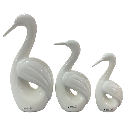 Weiße Keramik-Dekovögel in drei Größen, modernes abstraktes Design mit geschwungener Form und glänzender Oberfläche, freigestellt auf weißem Hintergrund