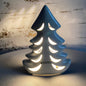 Beleuchteter LED Tannenbaum. Aus Keramik in cremeweiß im Ambiente platziert