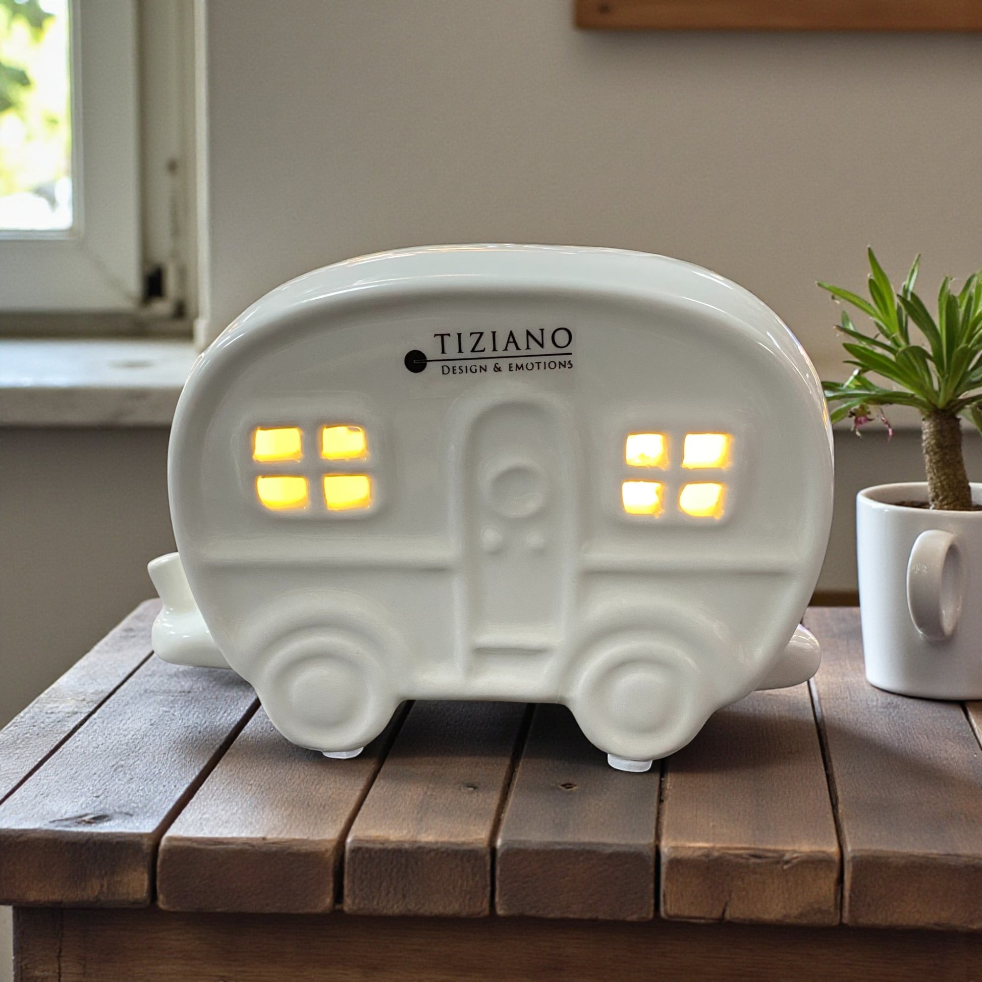 Tiziano Keramik-Wohnwagen Casina mit LED Beleuchtung auf Holztisch