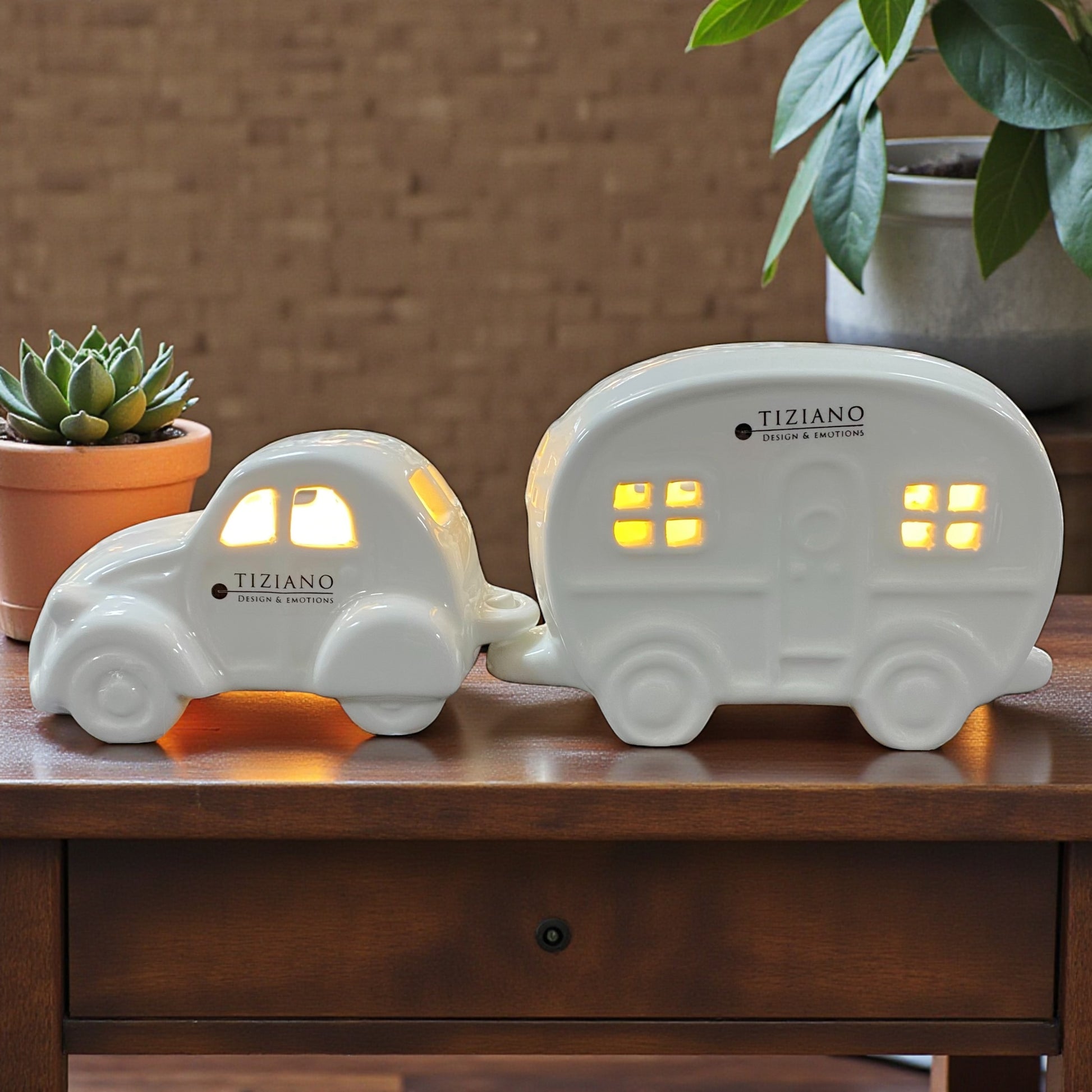 Tiziano Keramik-Auto und Wohnwagen mit LED Beleuchtung als Deko-Set