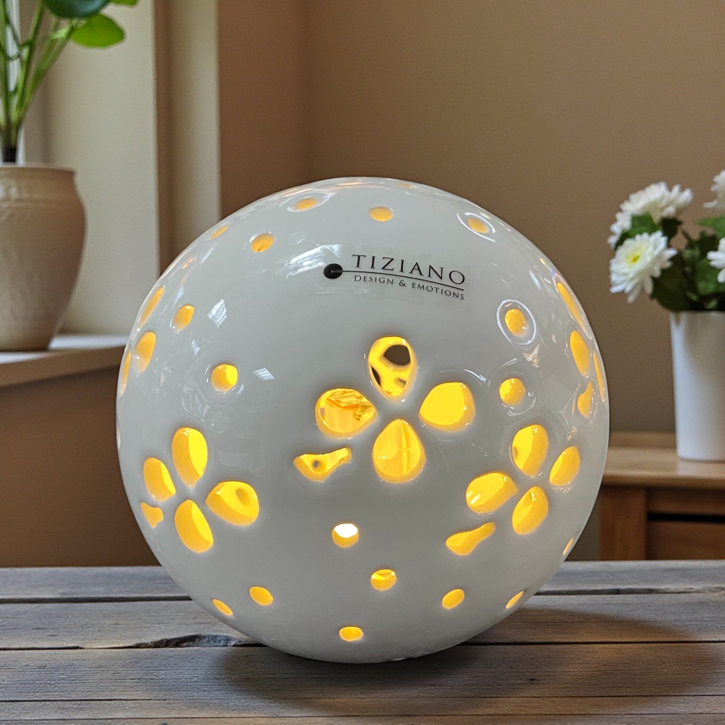 Beleuchtete Tiziano LED Keramikkugel Pallina mit Glücksblatt im Ambiente