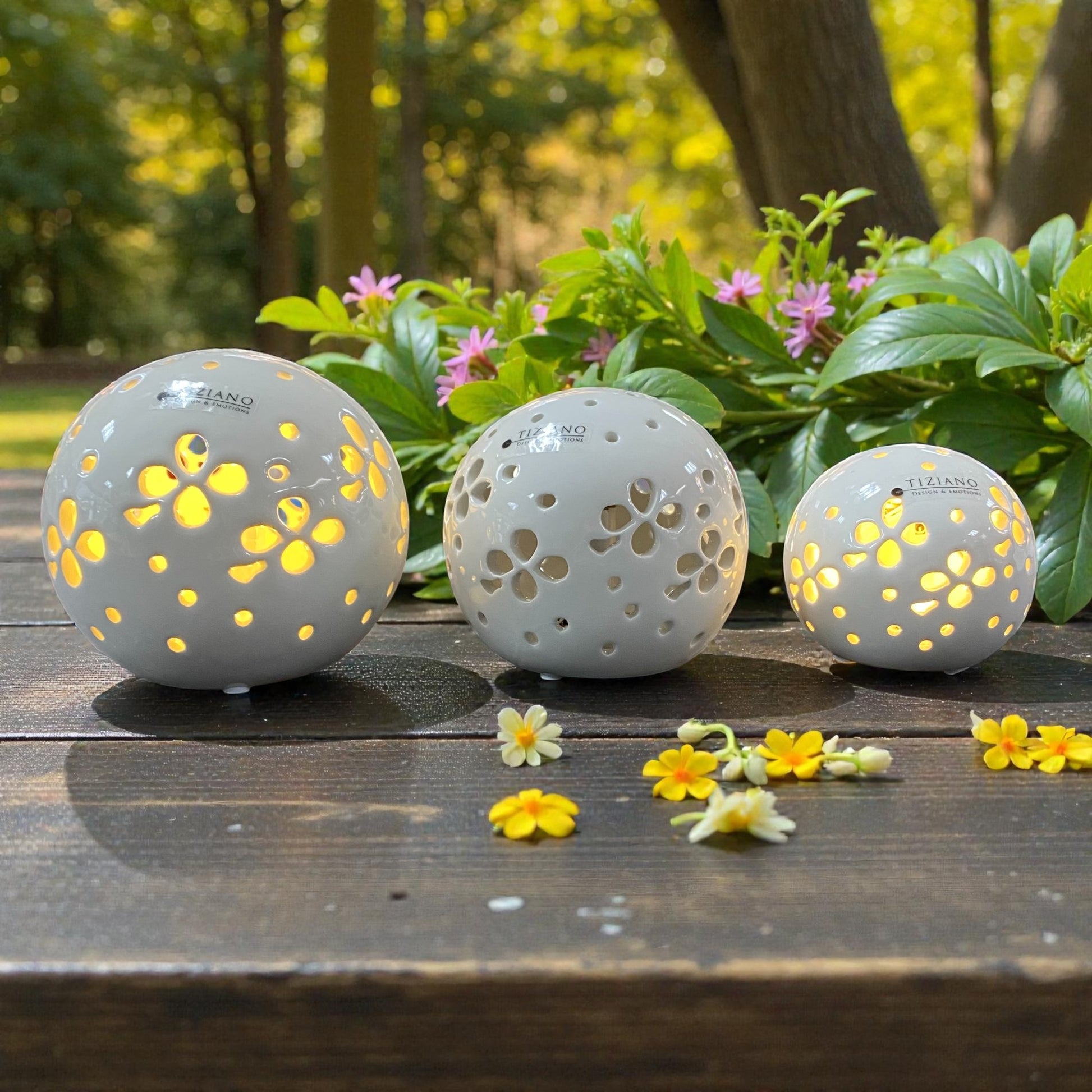 LED Keramikkugeln Pallina von Tiziano im Gartenarrangement mit warmem Licht