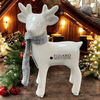 Ein kleines creme-weißes Keramik-Rehkitz mit grauem Schals von Tiziano im Ambiente