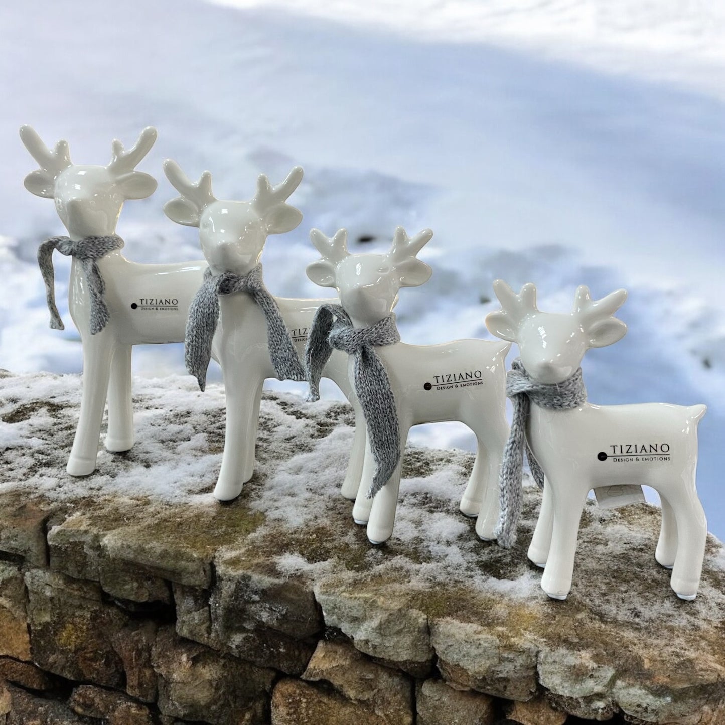 Vier creme-weiße Keramik-Rehkitze mit grauen Schals in verschiedenen Größen von Tiziano im Ambiente