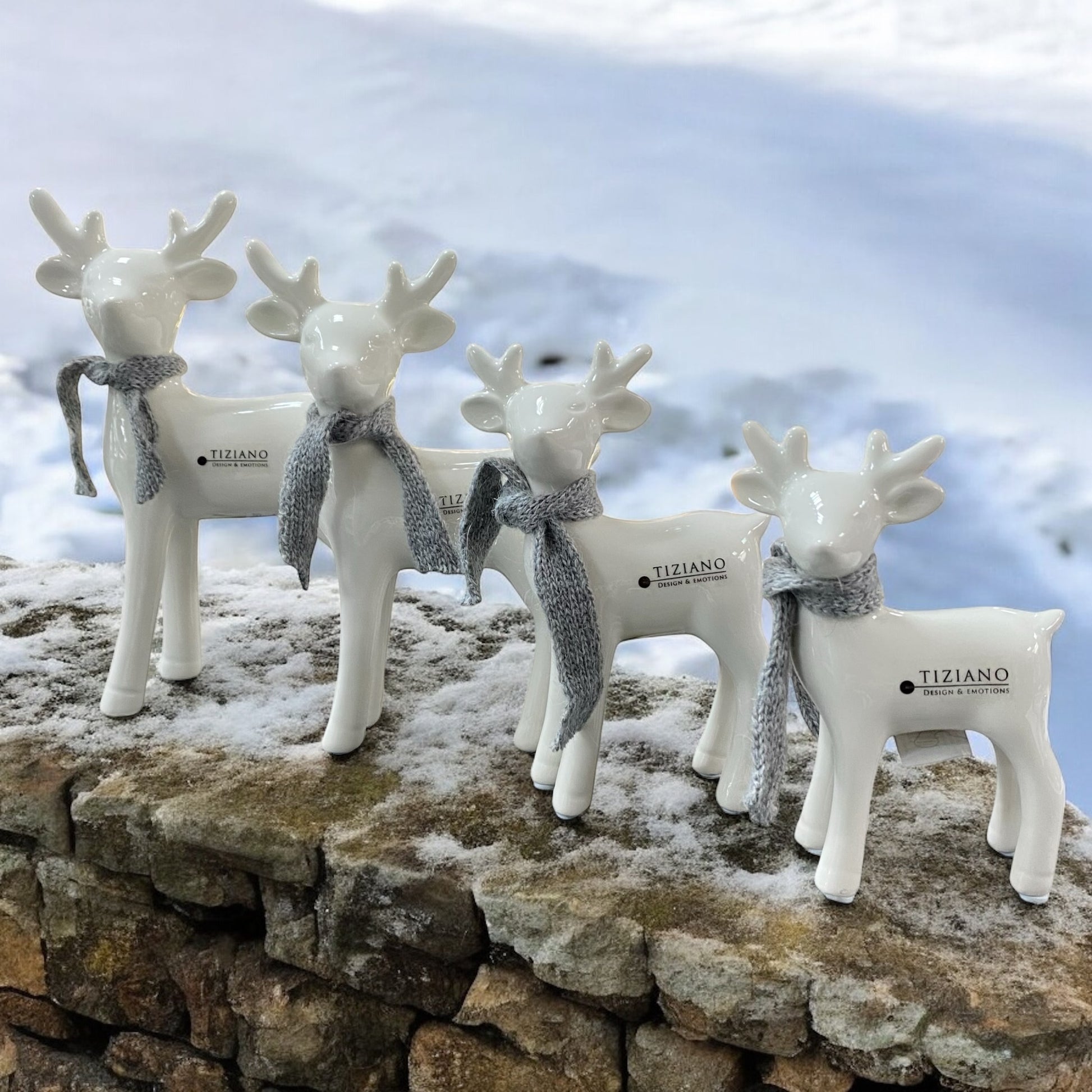 Vier creme-weiße Keramik-Rehkitze mit grauen Schals in verschiedenen Größen von Tiziano im Ambiente