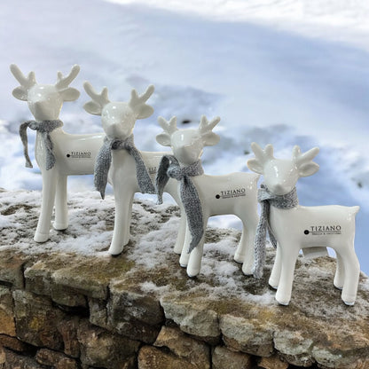 Vier creme-weiße Keramik-Rehkitze mit grauen Schals in verschiedenen Größen von Tiziano im Ambiente