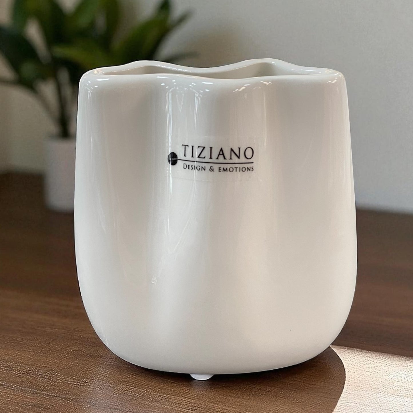 Kleine Vase aus cremeweißer Keramik im Ambiente platziert