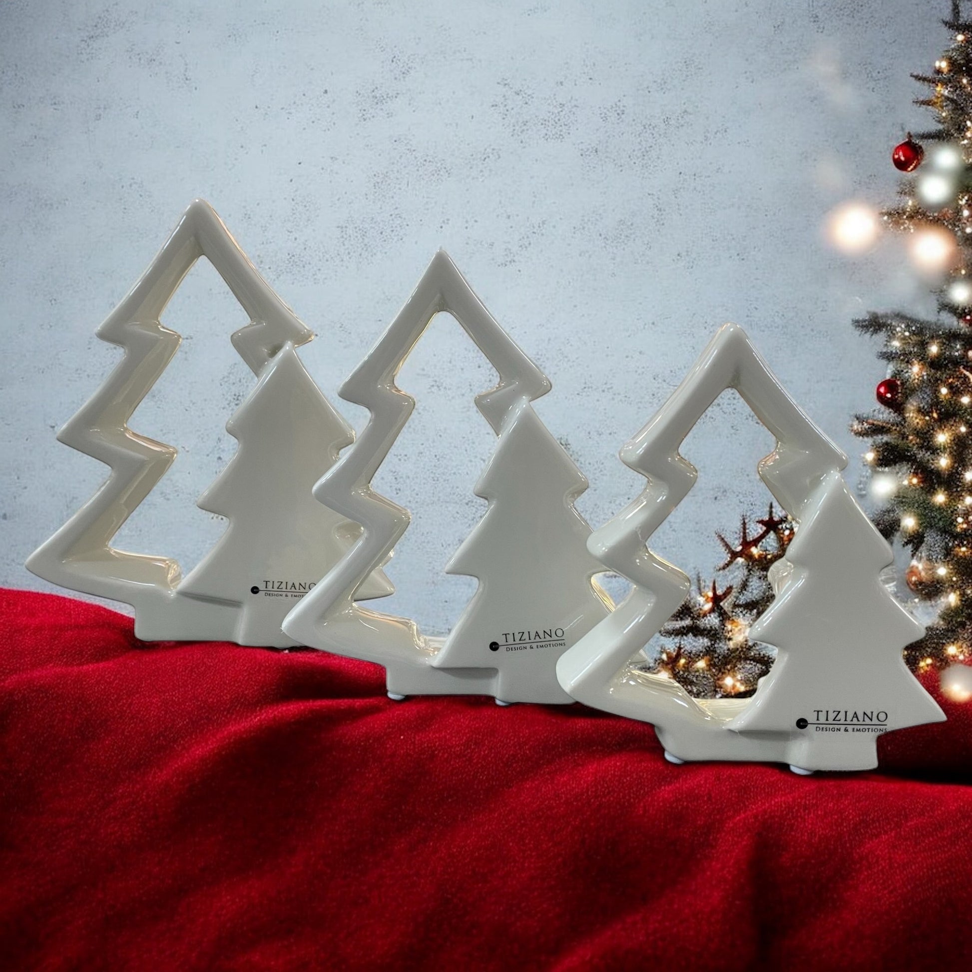 Drei creme-weiße Tiziano Keramik Weihnachtsbäume mit einem kleinen und großen Tannenbaum mit Aussparung im Ambiente