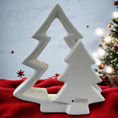 Ein großer creme-weißer Tiziano Keramik Weihnachtsbaum mit einem kleinen und großen Tannenbaum mit Aussparung im Ambiente