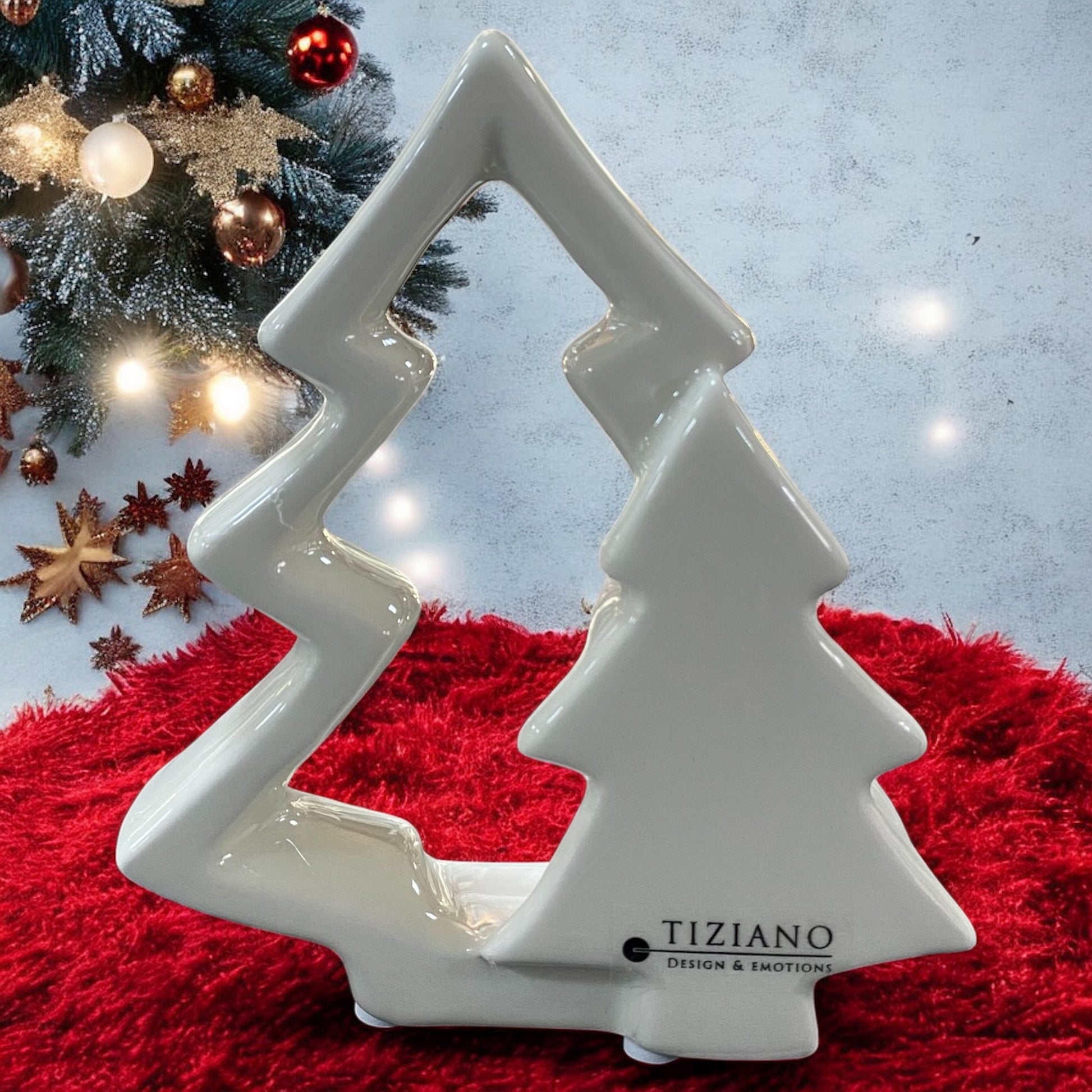 Ein creme-weißer Tiziano Keramik Weihnachtsbaum mit einem kleinen und großen Tannenbaum mit Aussparung im Ambiente