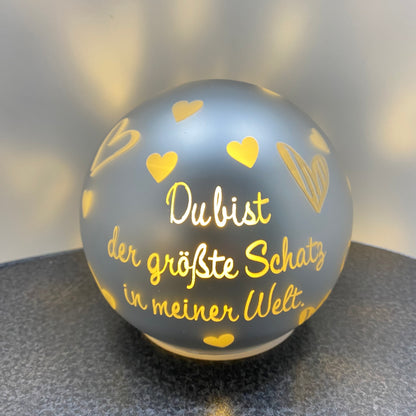 Tiziano Deko Kugel mit LED Beleuchtung & Spruch "du bist der größte Schatz in meiner Welt" in Silber im Ambiente