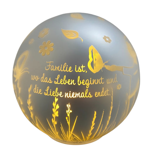 Eine Tiziano Dekolicht Kugel Silber mit Spruch "Familie ist, wo das Leben beginnt und die Liebe niemals endet" in Silber mit LED Beleuchtung