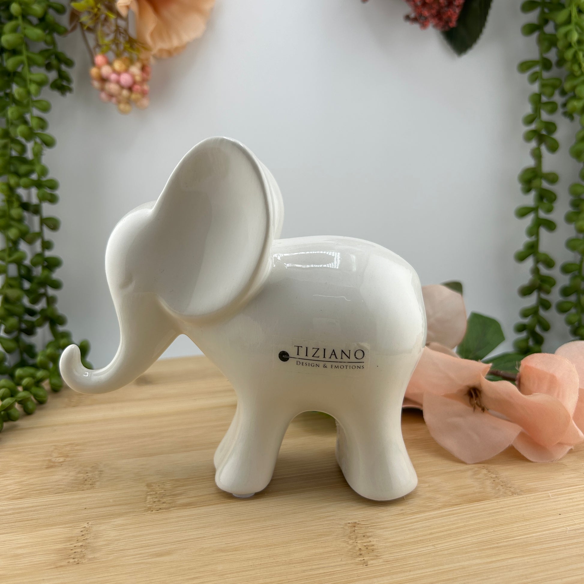Tiziano großer Deko Elefant Leon aus creme-weißem Keramik mit Rüssel und großen Ohren im Ambiente