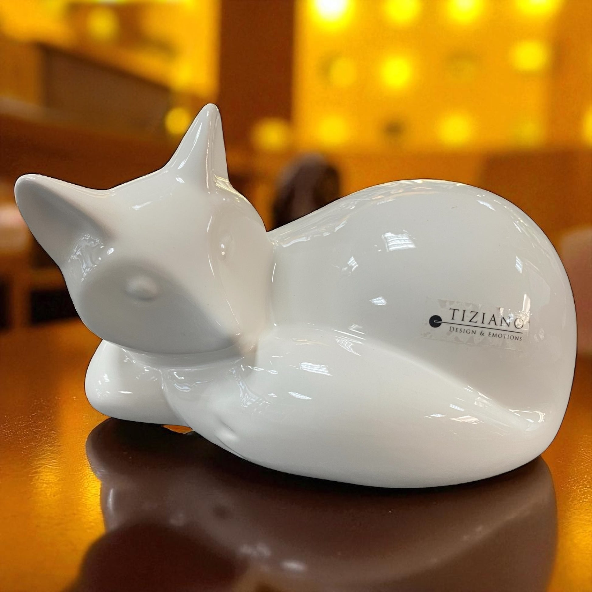 Liegende creme-weiße Keramik Fuchs Figur der Serie Tiziano Volpo, 17 cm lang im Ambiente